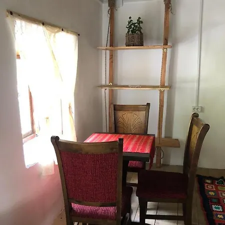 Kujtimi בית הארחה