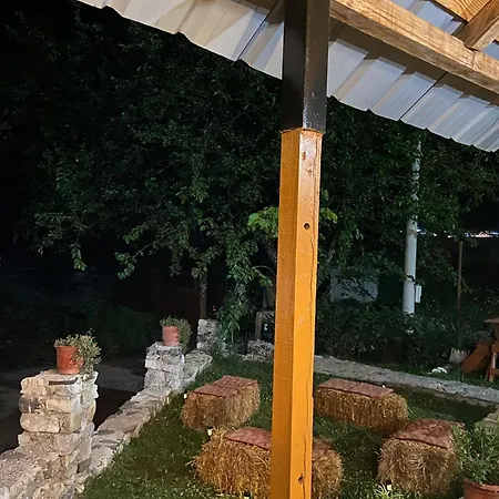 Kujtimi Pensión 3*